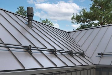 Dikişleri ve bağlayıcıları olan eski çatı paneli. İade eklemli klasik stil siyah metal panel. Kaburgalı, modern galvanize çelik çatı kaplaması. Falz çatısı. Bina kapatıyor.