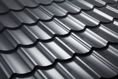 Yakın çekim modüler fayans efekti çatı paneli. Hafif galvanize çelik çatı levhası. Geleneksel metal kiremitler. Popüler profilli metalik külotlu kil ya da beton levha taklit