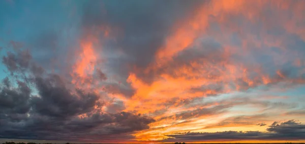 Renkli gökyüzü ve bulutlu arkaplan