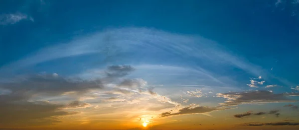 Renkli gökyüzü ile altın gün batımı