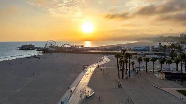 Santa Monica İskelesi Boardwalk Gün batımı
