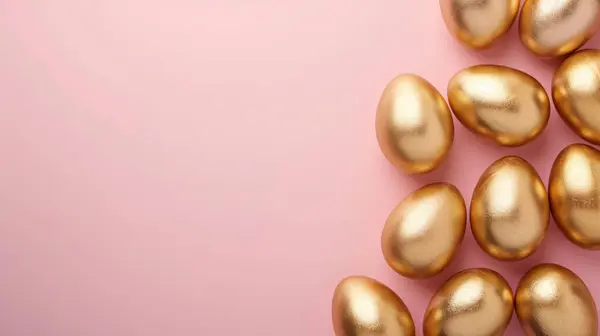 Ovos Ouro Páscoa Fundo Rosa Pastel Conceito Férias Papéis Parede — Fotografia de Stock