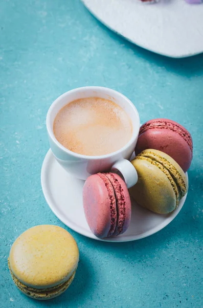 Bir fincan kahve ve makaron. Renkli pembe arkaplan.