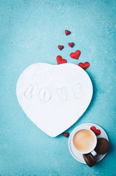 Творческая Компоновка Любовными Буквами Белой Тарелке Чашке Кофе Макаронах Поздравительная Стоковое Фото