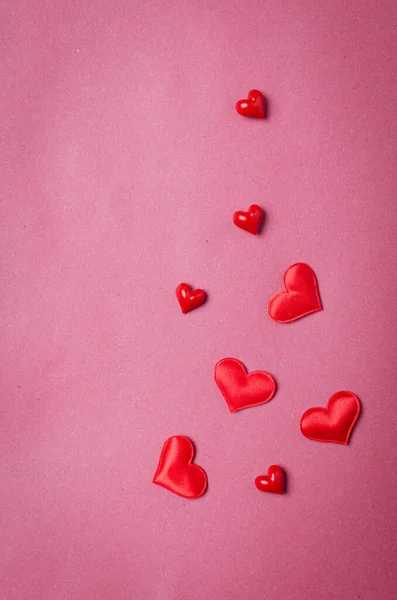 Красные Сердца Фоне Розовой Бумаги Лицензионные Стоковые Фото