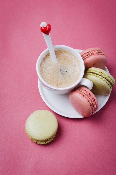 Чашку Кофе Макароны Красочный Розовый Фон Стоковое Фото