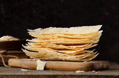 Sağlıklı. Maya yok, fırın yok. Tipik sardalya ekmeği..