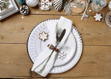 Tabak ve xmas dekorlu Noel sofrası.