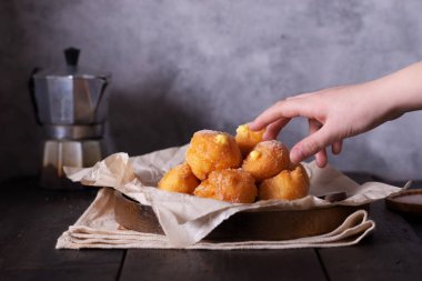 Brighelle, çok yumuşak kızarmış şekerler karnaval tipik ve çeşitli kremlerle dolu..