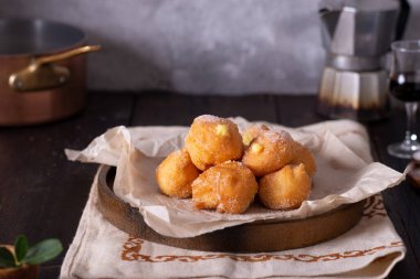 Brighelle, çok yumuşak kızarmış şekerler karnaval tipik ve çeşitli kremlerle dolu..