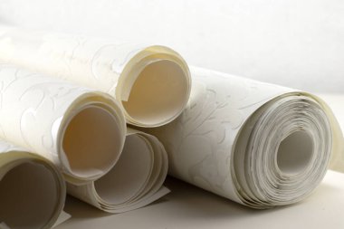 bir masanın üzerinde çeşitli yuvarlak duvar kağıtları