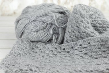 Gümüş gri yün ve örgü.