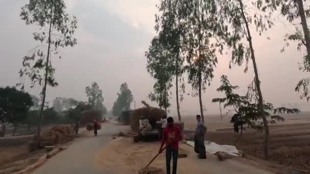 乡村公路旅行4K视频日落和空旷的田野 东南亚乡村生活4K镜头 到了黄昏的时候 乡下人正在路上干活 慢动作乡村生活路途 — 图库视频影像
