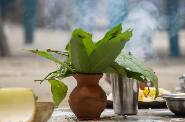 伝統的なヒンズー教の結婚式や礼拝の儀式の写真は 粘土の水鍋と緑の葉が入っています ヒンズー教の法会と祈りの要素 土鍋とガラスのクローズアップ写真 ヒンズー教の結婚式のコンセプト — ストック写真