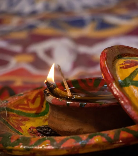 少し炎を閉じ 美しく装飾された粘土ランプ 伝統的なヒンズー教の儀式要素 ヒンズー教の結婚式で 装飾されたプレートと燃える粘土ランプの終わり ヒンズー教とディワリの概念 — ストック写真