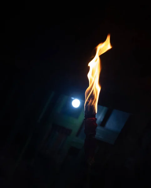 Une Torche Brûlante Nuit Avec Des Flammes Jaunes Ancienne Torche — Photo