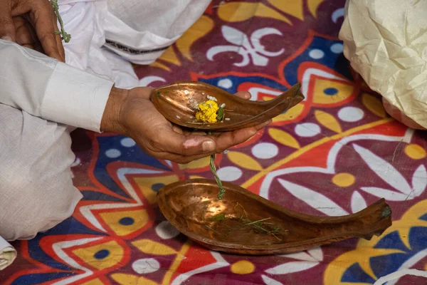 金属製のコーシャクシを手に持つ男新郎 装飾された銅製のヨニ ヒンズー教の祈りの要素をクローズアップ写真 男性新郎の手と金属コシャクシとヒンズー教の結婚式のコンセプトを飾る — ストック写真