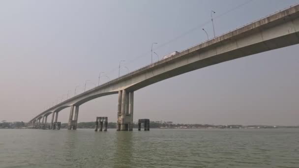 Проходя Через Реку Водным Судном Большим Мостом Переход Речного Моста — стоковое видео