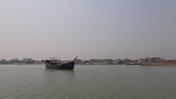 一艘漂亮的亚洲木制拖网渔船穿过了这条河 风景秀丽的乡村带着河流 蓝天和港口区 东南亚水路上有艘水船小型木制拖网渔船 — 图库视频影像