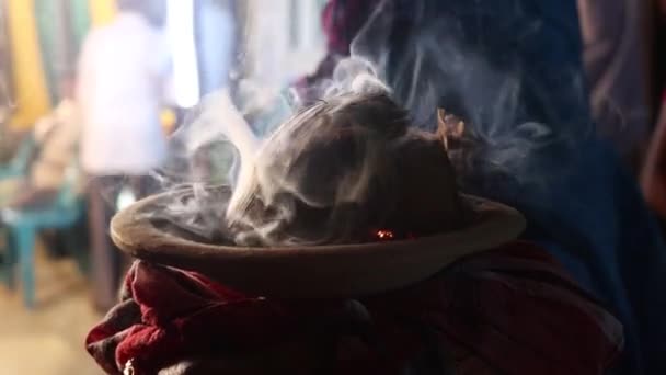 Tradycyjny Hinduski Materiał Dhunuchi Mnóstwem Dymu Święte Elementy Kultu Wideo — Wideo stockowe