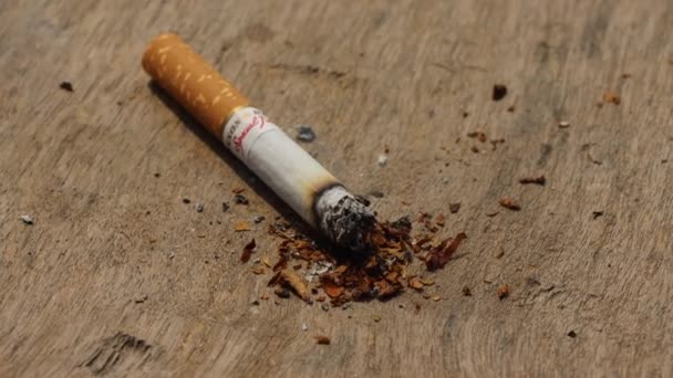 Cigarrillo Quemando Imágenes Creando Mucho Humo Encendió Cigarrillo Una Mesa — Vídeos de Stock