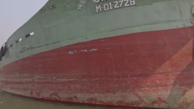 Hareket eden bir su gemisinden büyük bir kargo gemisinin yan görüntüsü. Nehir kıyısında büyük bir tanker gemisi görüntüsü. Endüstriyel kargo gemisinin nehir kıyısında yan görüntüsü. Belgesel için su damarı ve kırsal alan videosu.