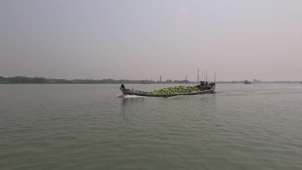 一艘小拖网渔船满载着新鲜的水果 穿过一条河 东南亚水上运输蔬菜和水果的船只 农村河流物流概念 — 图库视频影像
