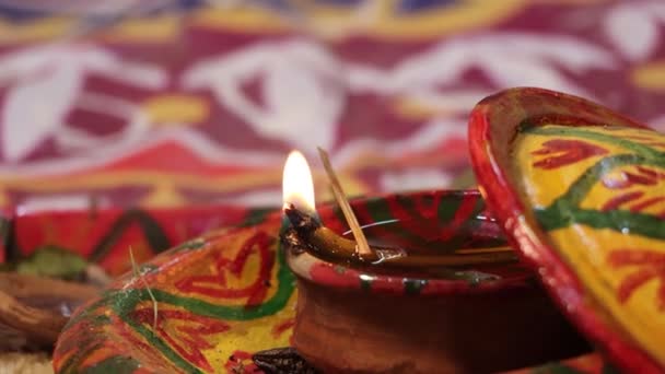 Hermosa Lámpara Arcilla Grabaciones Llamas Religión Hindú Tradicional Oración Elementos — Vídeo de stock