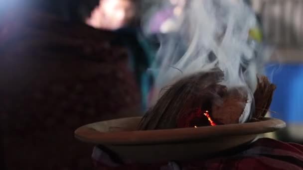 印度教Puja元素和一个粘土壶与椰壳 传统的印度教道口有大量的烟雾镜头 Dhunuchi特写镜头和烟雾印度教中的神圣崇拜元素视频 — 图库视频影像