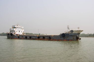 Nehirden geçen büyük bir tanker gemisi. Büyük bir kargo gemisiyle modern su taşımacılığı ve lojistik konsepti. Güneydoğu Asya kargo gemisi nehirde.