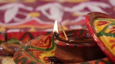 Geleneksel olarak Diya 'yı ateşle süslerdik. Geleneksel Hindu kil lambası. Hindu düğünü, puja ve vesile videosu. Hindu dini kültürü, düğün ve lamba parlayan görüntüler..