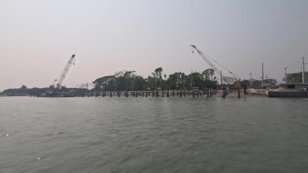 Sydostasiatiska Flodbankens Industriområde Från Ett Rörligt Fartyg Vackert Landsbygdsområde Flodstrand — Stockvideo