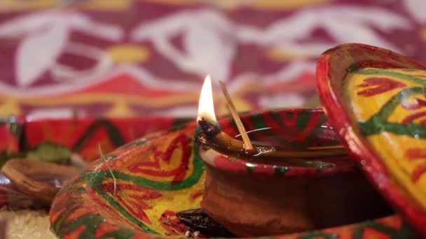 Tradycyjnie Udekorowała Diyę Ogniem Tradycyjna Hinduska Lampa Gliniana Płomieniem Hinduski — Wideo stockowe