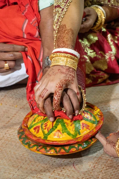伝統的なヒンズー教の結婚式の儀式の装飾がクローズアップされました 花嫁と新郎装飾された粘土鍋に手を保持します ヒンズー教の結婚式の儀式 美しいヒンズー教徒のカップル保持手 — ストック写真
