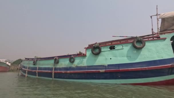 Barisal Bangladesz Kwietnia 2023 Duży Trawler Rybacki Brzegu Rzeki Materiał — Wideo stockowe