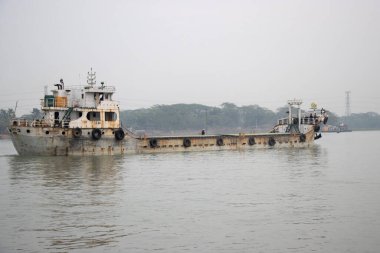 Nehirden geçen eski ve paslı bir kargo gemisi. Büyük bir nehirde eski bir su yolu gemisi ve tanker gemisi. Gemi manzarası çok güzel. Bir kanalda su taşımacılığı ve lojistik kavramı.