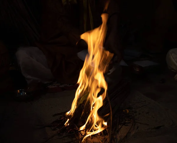 Τεράστια Φλόγα Φωτιάς Νύχτα Όμορφη Φλόγα Σκοτεινό Φόντο Κατασκήνωση Φωτεινή — Φωτογραφία Αρχείου