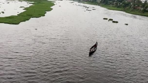 バングラデシュのブラマンバリア 2023年6月19日 友人は美しい川の4K映像で小さなボートで旅行します 小さな川で景色の自然景観 木造のボートで小さな川の流れ空中ビュー — ストック動画