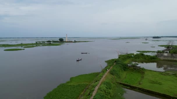 Река Титас Лодкой Ней Лодка Посреди Реки Группа Людей Лодке — стоковое видео