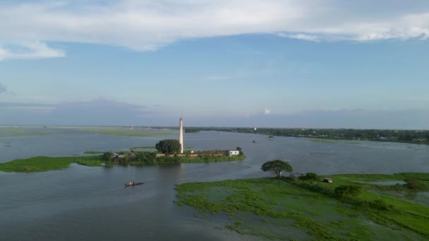 Rekaman Drone Sungai Perahu Kecil Mengambang Sepanjang Sungai Yang Sempit — Stok Video