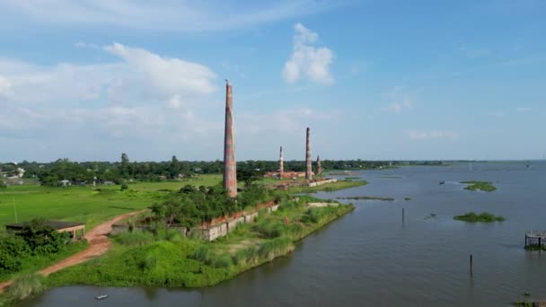 Pemandangan Udara Dari Beberapa Kiln Bata Tepi Sungai Brick Kilns — Stok Video