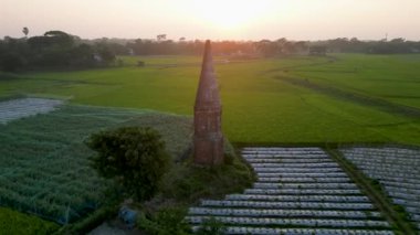 Eski krematoryumun yanındaki yeşil sebze bahçesi, gökyüzü manzarası ve antik sitelerin yüksek açılı videosu, eski krematoryum, eski pagodalar, eski tapınaklar.