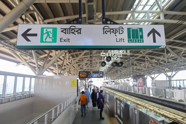 stock image Signage at a modern train station in an urban area, directing passengers toward the exit and lift while showcasing the bustling environment during the day