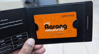 Aarong ödül programı için verilen sadakat kartı perakende satış yapan Dhaka - Bangladeş - Aralık-04-2024
