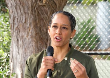 San Francisco, CA - 22 Ekim 2022: Vekil savcı Brooke Jenkins Senatör Scott Wiener 'ın balkabağı oyma etkinliğinde konuşma yapacak.
