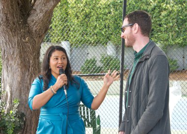 San Francisco, CA - 22 Ekim 2022 San Francisco Belediye Başkanı London Breed Senatör Scott Wiener 'ın balkabağı oyma etkinliğinde konuşuyor.