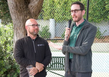 San Francisco, CA - 22 Ekim 2022: Senatör Scott Wiener Noe Courts Park 'taki Cadılar Bayramı Balkabağı oyma etkinliğinde katılımcılarla konuşuyor. Karşınızda Denetmen Rafael Mamelman..