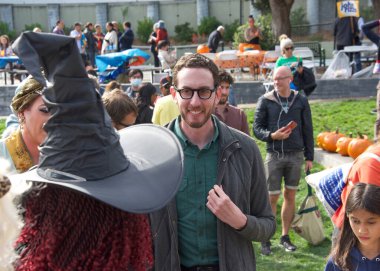 San Francisco, CA - 22 Ekim 2022: Senatör Scott Wiener Noe Courts Park 'taki Cadılar Bayramı Balkabağı oyma etkinliğinde katılımcılarla birlikte.