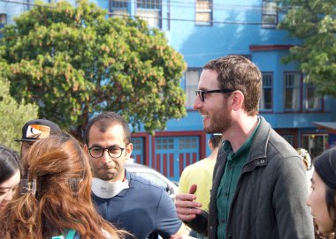 San Francisco, CA - 22 Ekim 2022: Senatör Scott Wiener Noe Courts Park 'taki Cadılar Bayramı Balkabağı oyma etkinliğinde katılımcılarla konuşuyor.