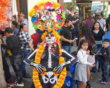 Fruitvale, CA - 30 Ekim 2022: Geleneksel Dia de los Muertos, ya da Ölüler Günü festivaline kimliği belirsiz katılımcılar. Meksika 'nın en popüler bayramlarından biri..